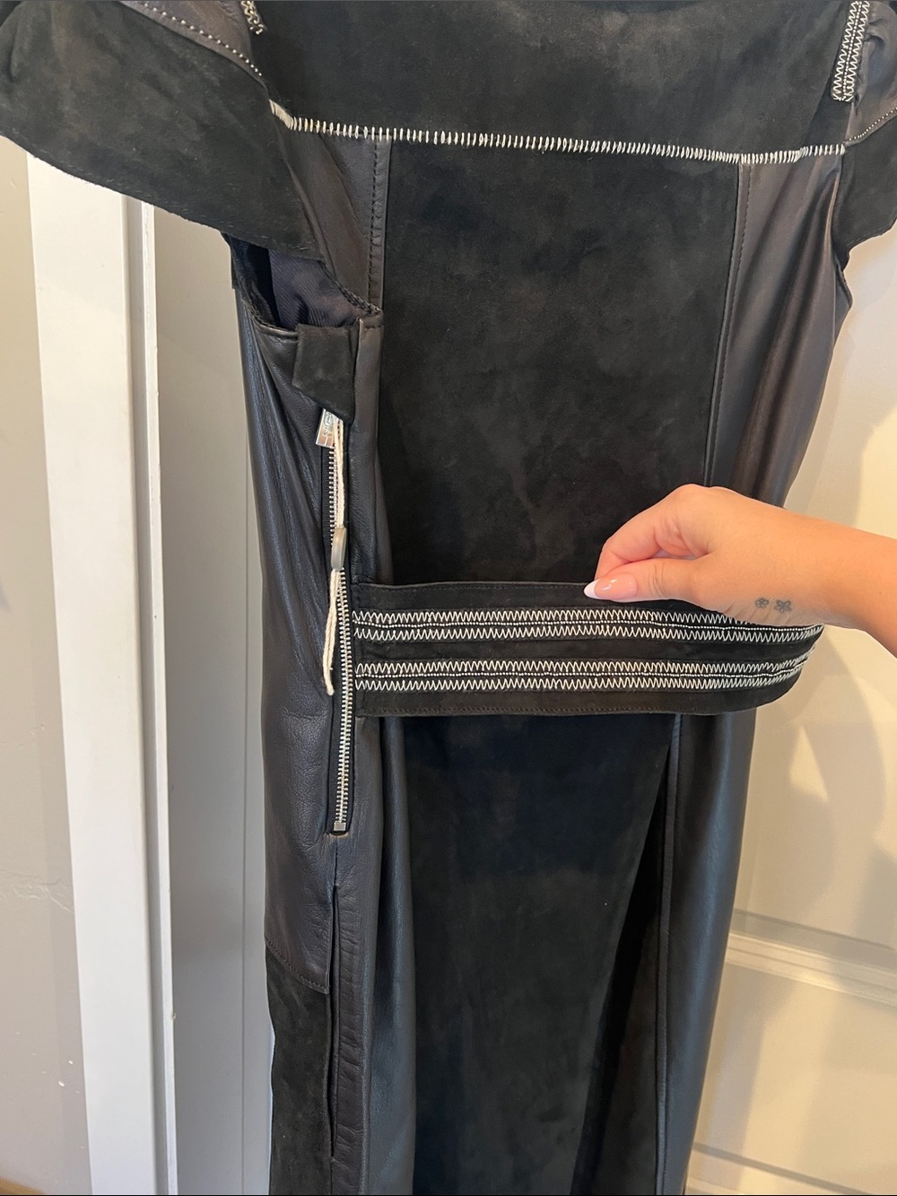 Designer Quiet LuxuryBlack Mixed Media Midi Dress with Short Sleeves and Pockets - Picture 6 of 15
